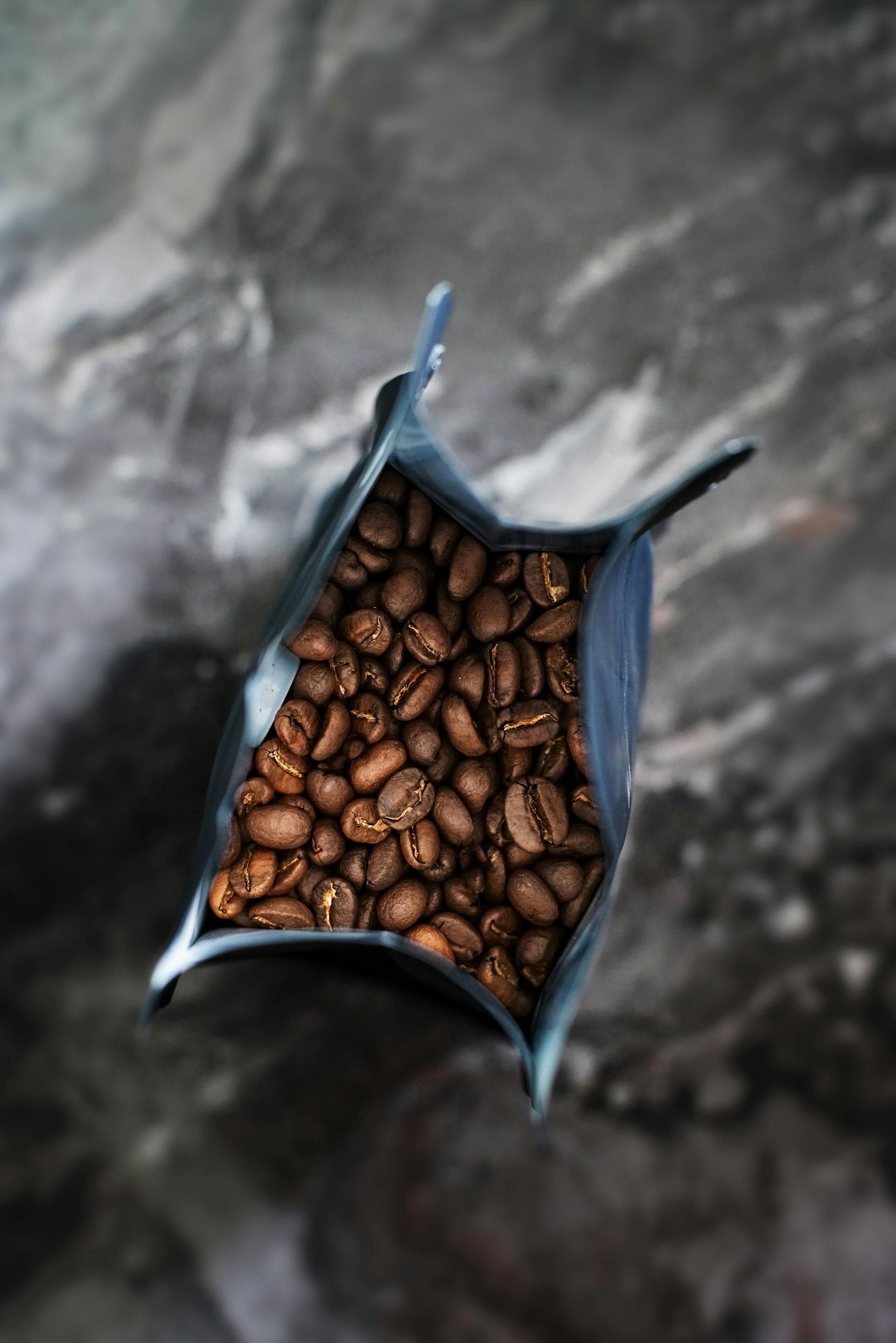 Bolsa de café abierta mostrando granos de café