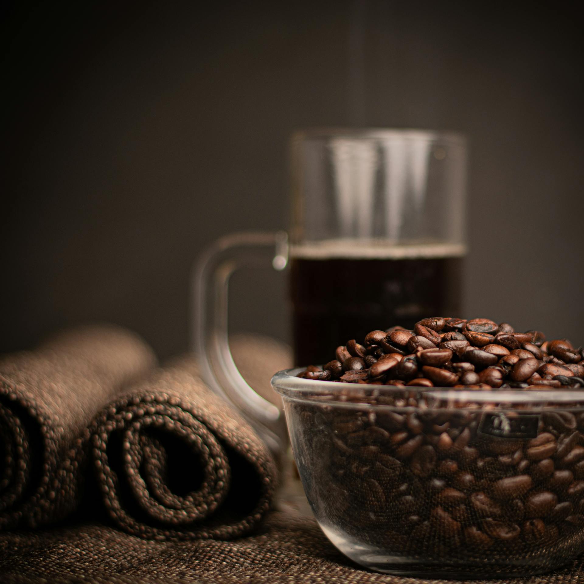Composición artística con café